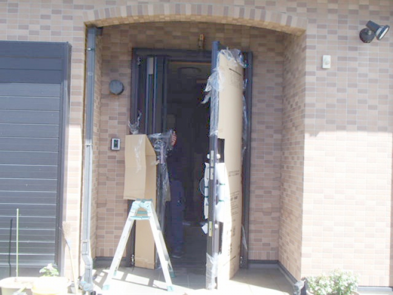 施工中の玄関ドア