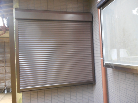 台風対策に！サッシだけだった窓に壁付シャッター取付　千葉県銚子市Ｋ様邸